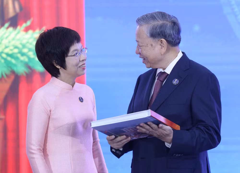 VNA General Director Vu Viet Trang presents Party General Secretary To Lam the photo book “Glory Forever Belongs to the People”. (Photo: VNA)