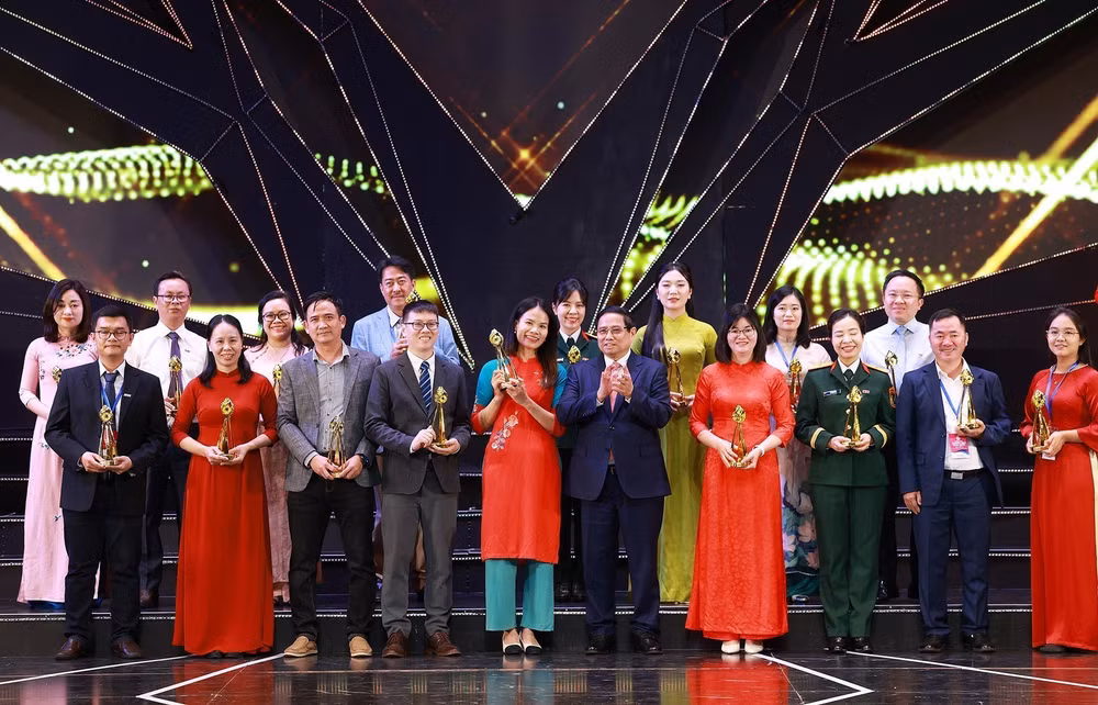 prime-minister-presents-gold-prizes.jpg