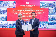 Watanabe Hiroyuki (left), Chairman of the Aeon 1% Club Foundation, presents the donation worth 50,000 USD to Vietnamese Ambassador to Japan Pham Quang Hieu. (Photo: VNA)