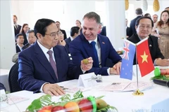 Vietnamese Prime Minister Pham Minh Chinh (L) with products of New Zealand’s Plant & Food Research Institute in Auckland on March 10, 2024. (File photo: VNA)