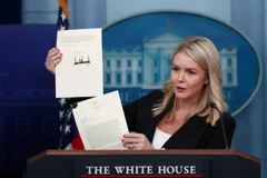 White House Press Secretary Karoline Leavitt shows a signed letter on tariffs to Korean President Lee Jae Myung on July 7, 2025, at the White House in Washington, DC. US President Donald Trump sent a similar letter to President Prabowo Subianto, warning that Washington will impose a 32% tariff unless Jakarta works out a trade and investment deal. (Photo: Reuters)