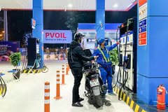 Petrol prices fall in the second consecutive adjustment. (Photo: VNA)