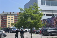 Police stand guard at the scene of the school shooting in Graz, Austria, on June 10, 2025. (Photo: THX/VNA)