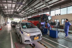 Cars undergoing emission tests at a vehicle registration centre. (Photo: baoxaydung.com.vn) 