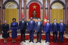 State President Luong Cuong (fifth from left), Angolan Ambassador to Vietnam Fernando Miguel (fourth from left) and other officials at the reception on April 24. (Photo: VNA)