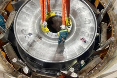 The rotor of the first turbine at the expanded Hoa Binh Hydropower Plant project is successfully installed. (Photo: VNA)