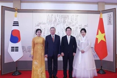 President Lee Jae Myung of the Republic of Korea (second, right) and his spouse pose for a photo with Party General Secretary To Lam (second, left) and his spouse. (Photo: VNA)