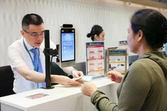 Vietnam Airlines encourages passengers to complete check-in procedures online before their flights. (Photo: VNA)
