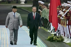 Indonesian President Prabowo Subianto (L) and Chinese Premier Li Qiang in Jakarta on May 25. (Photo: AFP)