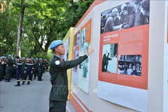 Officers and soldiers taking part in the parade celebrating the 80th anniversary of the August Revolution and National Day (September 2) visit the Ho Chi Minh Relic Site in Hanoi. (Photo: VNA)