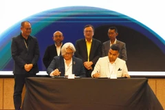 Sudarnoto (left) and Arun sign the MoU. (Photo: the borneopost)