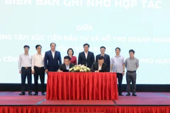 The signing ceremony of the MoU between the Vinh Phuc Investment Promotion and Business Support Centre and its partners at the dialogue. (Photo: VNA)