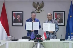 Indonesian Investment Minister Rosan Roeslani (right) and the EU Ambassador to Indonesia Denis Chaibi (left) sign the establishment of EU Desk in Jakarta on June 16, 2025. (Photo: ANTARA)