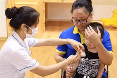 A healthcare worker administers a measles vaccine to a child at a vaccination site in Hanoi. (Photo: VNA)