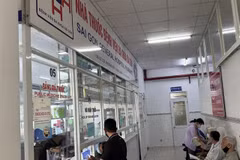 Patients with public health insurance receive medicine at a hospital in HCM City. (Photo: VNA)
