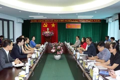 The meeting between the SVEF delegation and Vinh Long authorities on July 17 (Photo: VNA)