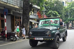 A modified UAZ vehicle is used to transport tourists on various city streets, posing safety risks. (Photo baochinhphu.vn)