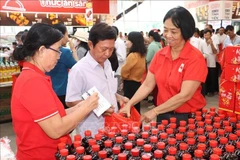 Local residents receive essential goods at the 2025 Humanitarian Market for the Poor in Tien Giang province. (Photo: VNA)
