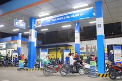 Petrol prices slightly drop, diesel edges up on July 24 (Photo: VNA)