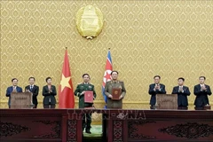 The signing ceremony of a letter of intent on defence cooperation between the Vietnamese and DPRK Ministries of National Defence on October 10 (Photo: VNA)