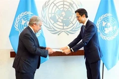 Ambassador Do Hung Viet (R) presents his credentials to United Nations Secretary-General Antonio Guterres at the UN Headquarters in New York on June 20. (Photo: VNA)