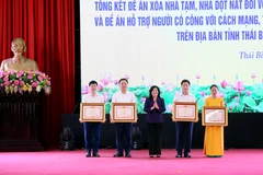 The Prime Minister’s Certificates of merit are awarded to two units and two individuals for outstanding contributions to the nationwide campaign “Joining hands to eliminate makeshift houses in 2025.” (Photo: VNA)