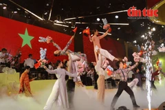 At the art performance programme (Photo: VNA)