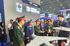 The Vietnamese delegation visits Russia' booth (Photo: VNA)