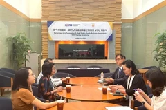 At the signing ceremony of a MoU between the Business Association of High-Quality Vietnamese Products and the Korea Importers Association (KOIMA). (Photo: VNA)