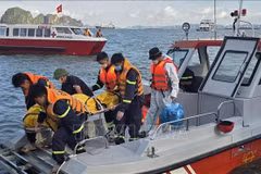 The victim's body is taken to Bai Chay Hospital for identification. (Photo: VNA)