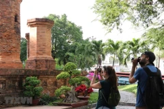 Russian tourists at Ponagar Tower relic site, Khanh Hoa. (Photo: VNA)