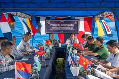 At a meeting between the delegations from the Vietnam People’s Navy and the Philippine Navy. (Photo: qdnd.vn)