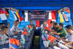 At a meeting between the delegations from the Vietnam People’s Navy and the Philippine Navy. (Photo: qdnd.vn)