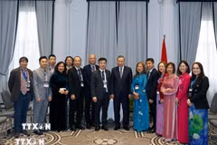 Top leader receives Vietnamese intellectuals, scientists in Australia