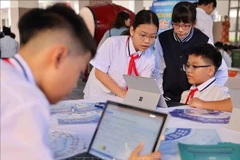 Students read e-books. (Photo: VNA)