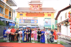 Delegates cut the ribbon at the opening of the Thai-Vietnamese Cultural Food Street in Nakhon Phanom, Thailand. (Photo: VNA)