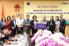 The Ministry of Health (MoF) receives 500,000 doses of measles vaccine presented by the Vietnam Vaccine JSC (Photo: VNA)