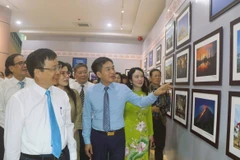 Visitors to the exhibition at the Nghe An provincial Museum (Photo: VNA)