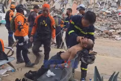 Moments of humanity amid Venezuela's rescue mission