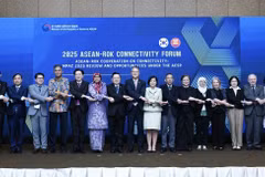 Ambassadors of ASEAN member states and speakers at the forum. (Photo: VNA)