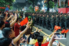 Parade contingents march along Kim Ma street during the state-level preliminary review on August 27 ahead of the official celebration on September 2. (Photo: VNA)