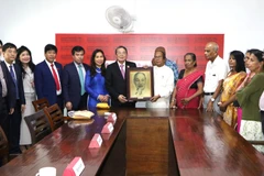 Vice Chairman of the National Assembly Nguyen Duc Hai presents a portrait of President Ho Chi Minh to the Communist Party of Sri Lanka. (Photo: VNA) 