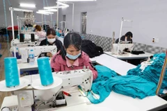 Workers of Toan Phat Company in Ha Nam province make garment products for exports. (Photo: VNA/VNS)