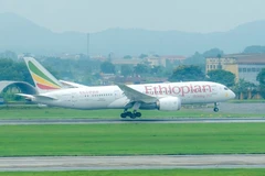 Flight ET0678 operated by Ethiopian Airlines lands safely at Noi Bai International Airport. (Photo: qdnd.vn)