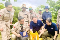US Ambassador to Vietnam Marc E. Knapper and Vietnamese Deputy Minister of Foreign Affairs Do Hung Viet visit a UXO clearance site in Quang Tri province on April 2, 2025. (Photo: VNA)