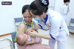 A child gets vaccinated with a dose of the Rota vaccine at a Vietnam Vaccine Joint Stock Company (VNVC) vaccination centre. (Photo: courtesy of VNVC)