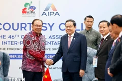 Vietnamese National Assembly Chairman Tran Thanh Man and Malaysian Prime Minister Anwar Ibrahim meet in Kuala Lumpur on September 18. (Photo: VNA)