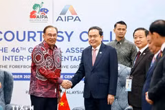 Vietnamese National Assembly Chairman Tran Thanh Man and Malaysian Prime Minister Anwar Ibrahim meet in Kuala Lumpur on September 18. (Photo: VNA)