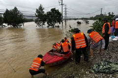 A boat evacuates residents from flooded areas in Da Nang to safer locations. (Photo: VNA)