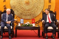Argentine Ambassador to Vietnam Marcos Antonio Bednarski (L) and Professor Dr Le Van Loi, President of the Vietnam Academy of Social Sciences, at the meeting on October 22. (Photo: VNA)